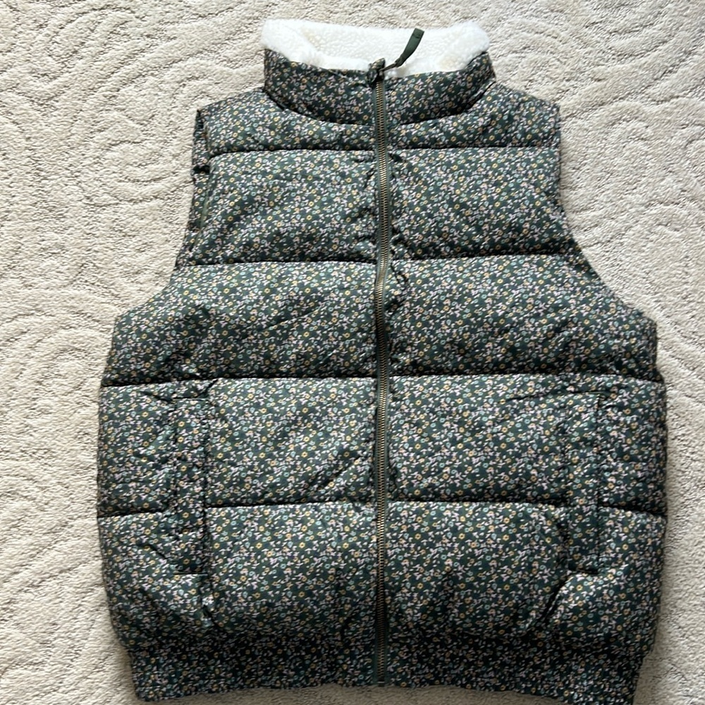 Universal thread floral puffer vest size medium green with Sherpa collar